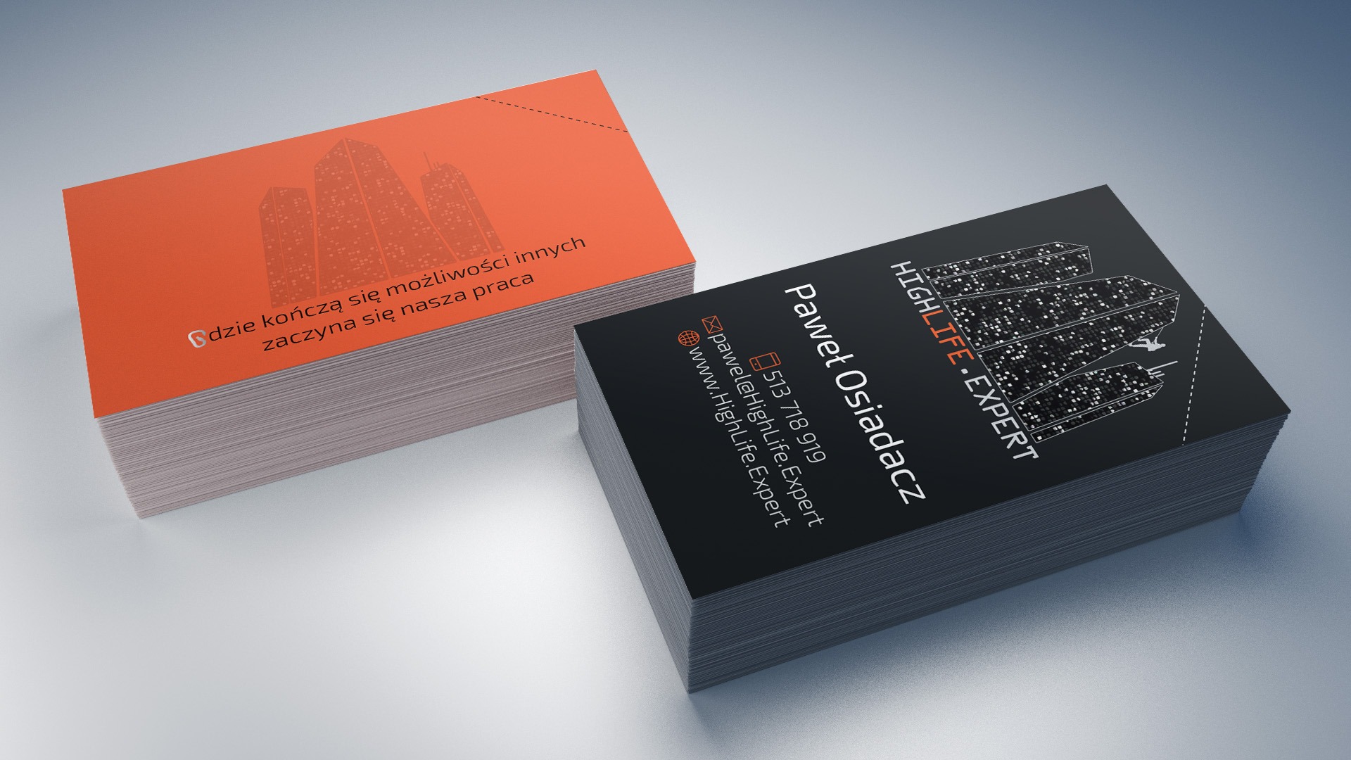 Dwa stosy wizytówek: pomarańczowy z tekstem 'Gdzie kończą się możliwości innych, zaczyna się nasza praca' i czarny z danymi kontaktowymi Pawła Osiadacza oraz logo HighLife Expert, na gładkim tle.