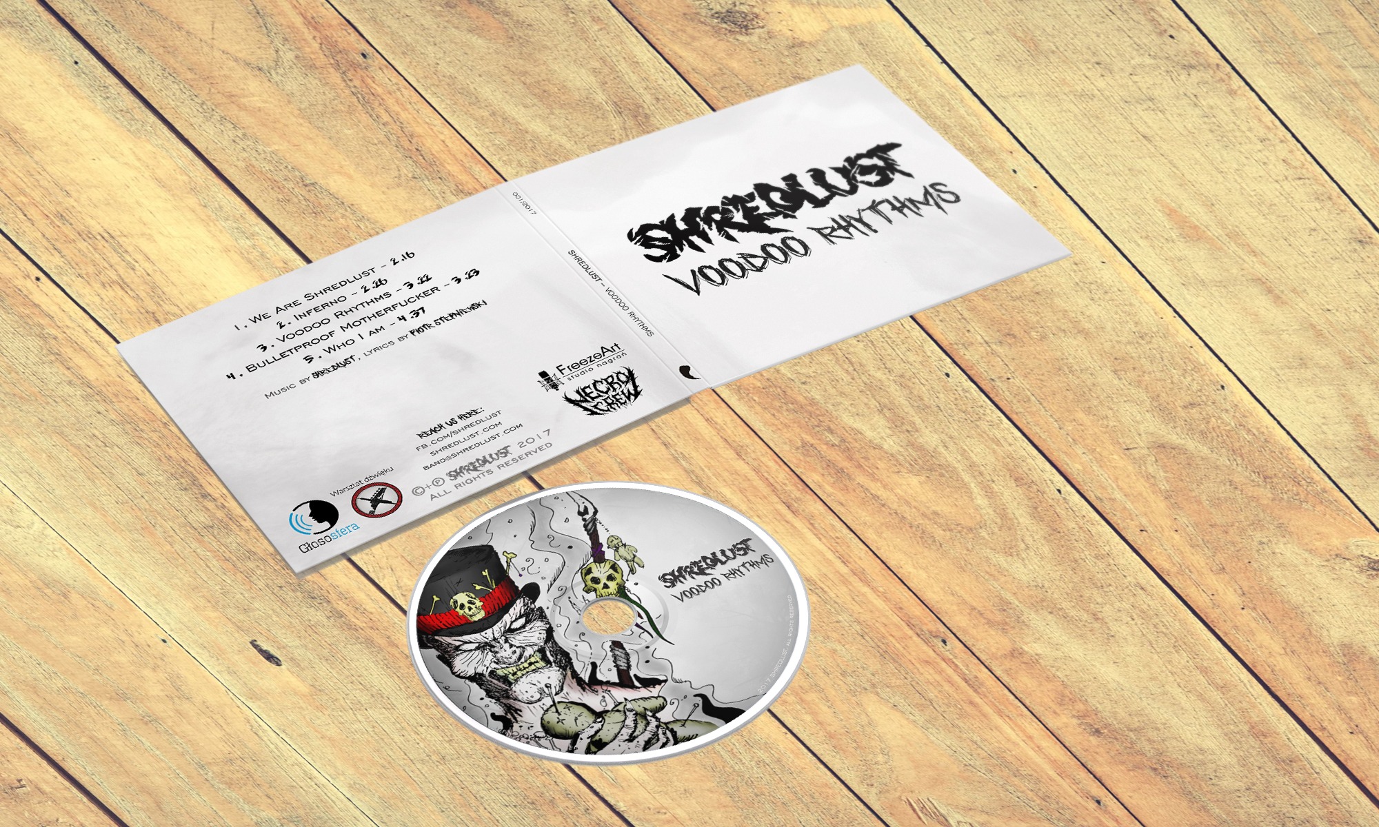 Otwarty digipak albumu muzycznego 'Shredlust - Voodoo Rhythms' z widoczną listą utworów i grafiką CD na drewnianym tle