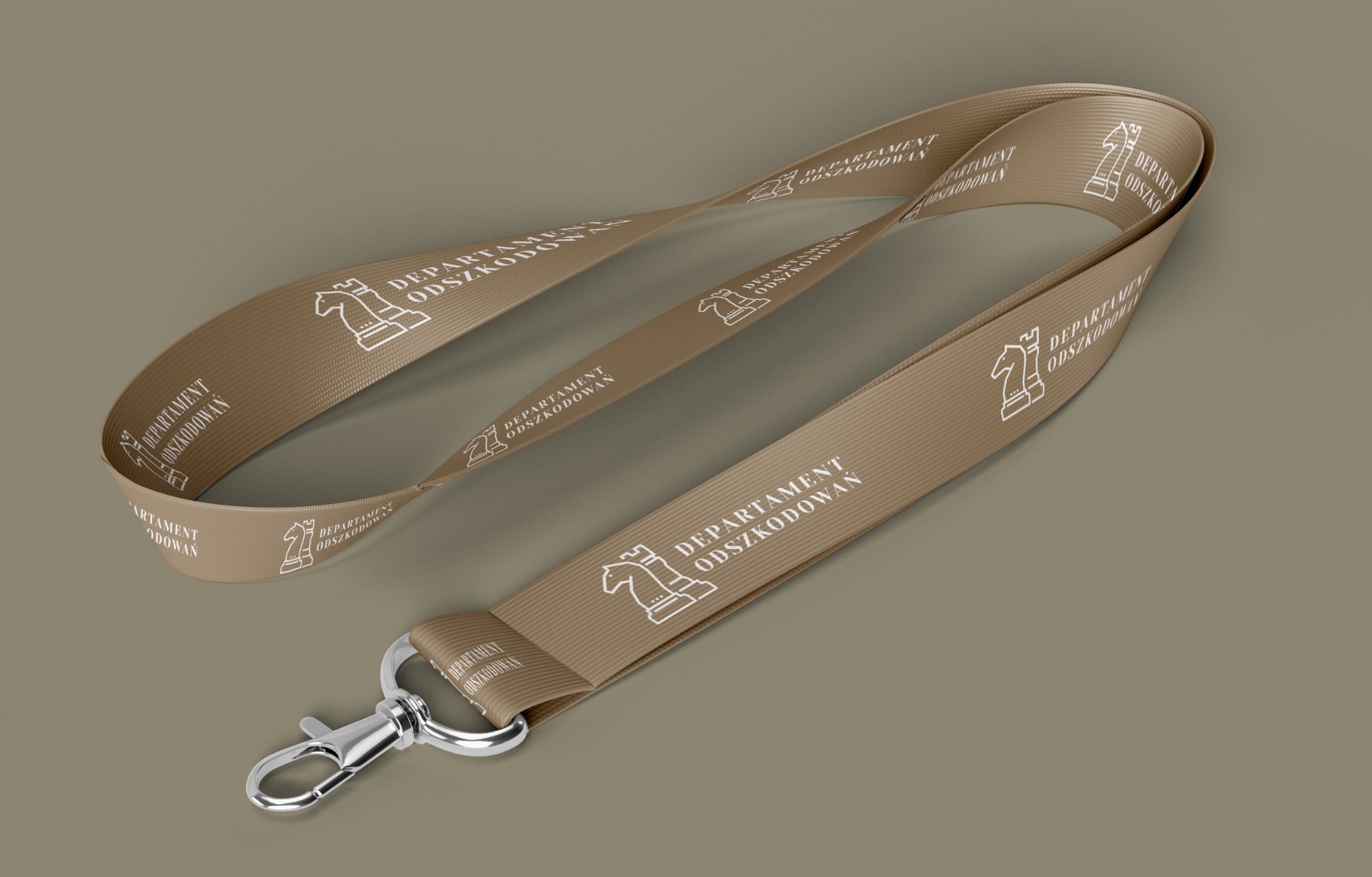 Beżowa smycz z białym nadrukiem logo i napisem 'Departament Odszkodowań' leżąca na gładkim tle. Karabinek metalowy na końcu smyczy.