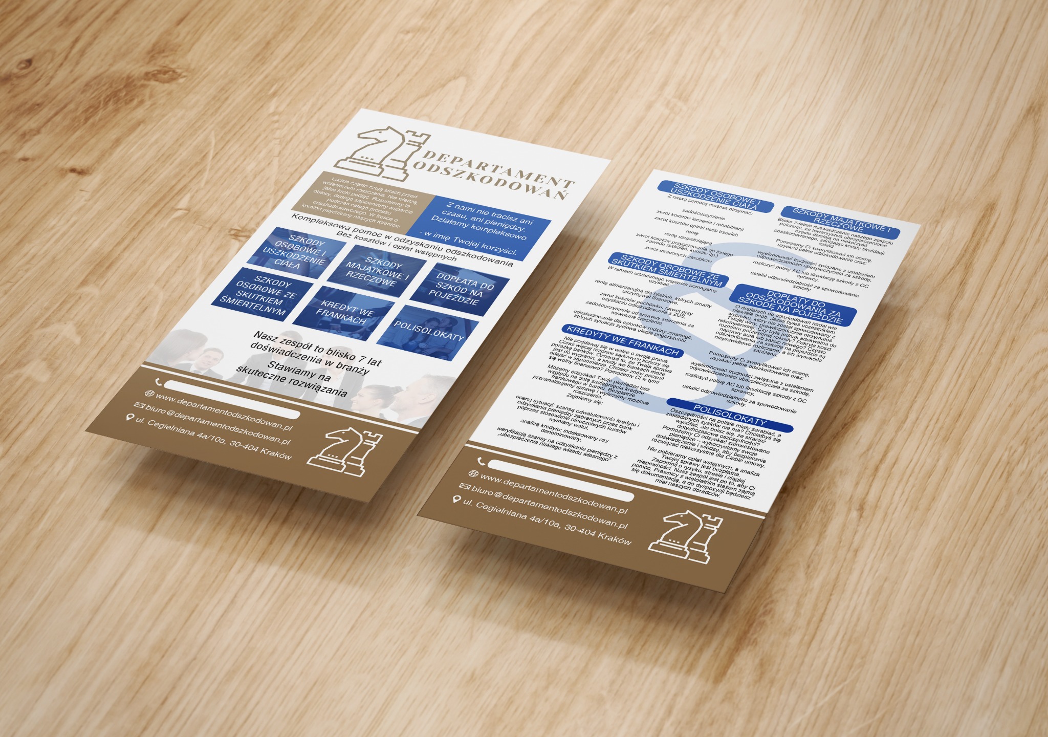Ulotki reklamowe Departamentu Odszkodowań leżące na drewnianym biurku, prezentujące ofertę firmy w zakresie odzyskiwania odszkodowań za szkody osobowe, majątkowe, kredyty we frankach i polisolokaty.