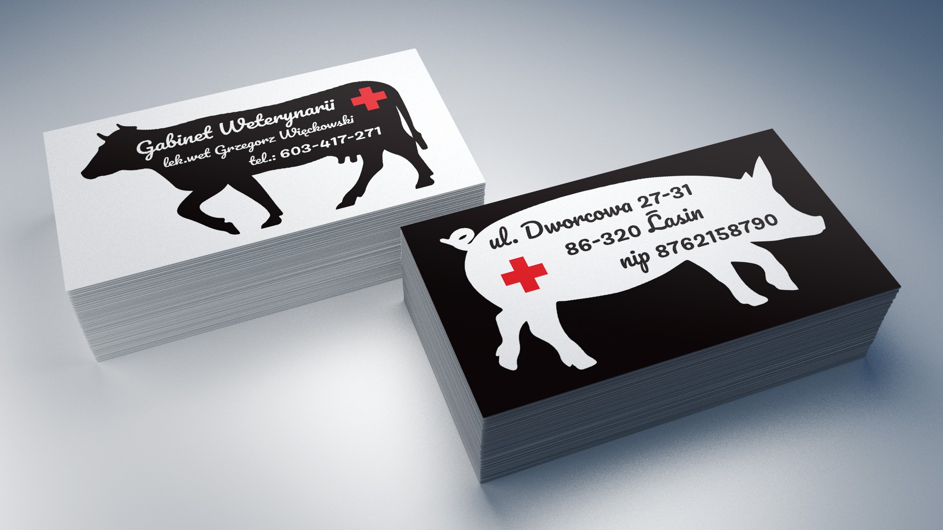 Dwa stosy wizytówek: białe z czarną sylwetką krowy i czerwonym krzyżem, czarne z białą sylwetką świni i czerwonym krzyżem, obie z danymi gabinetu weterynaryjnego.