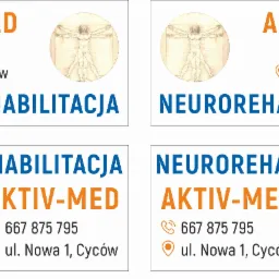 Banery reklamowe firmy AKIV-MED oferującej neurorehabilitację, z numerem telefonu, adresem w Cycowie i wizerunkiem Człowieka witruwiańskiego Leonarda da Vinci.
