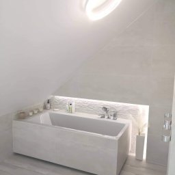 NATI&DOM remonty- wykończenia wnętrz Izabela Polak - Nowoczesna, jasna łazienka na poddaszu z wolnostojącą wanną obudowaną płytkami, podświetlaną ścianą dekoracyjną i okrągłym oświetleniem sufitowym.