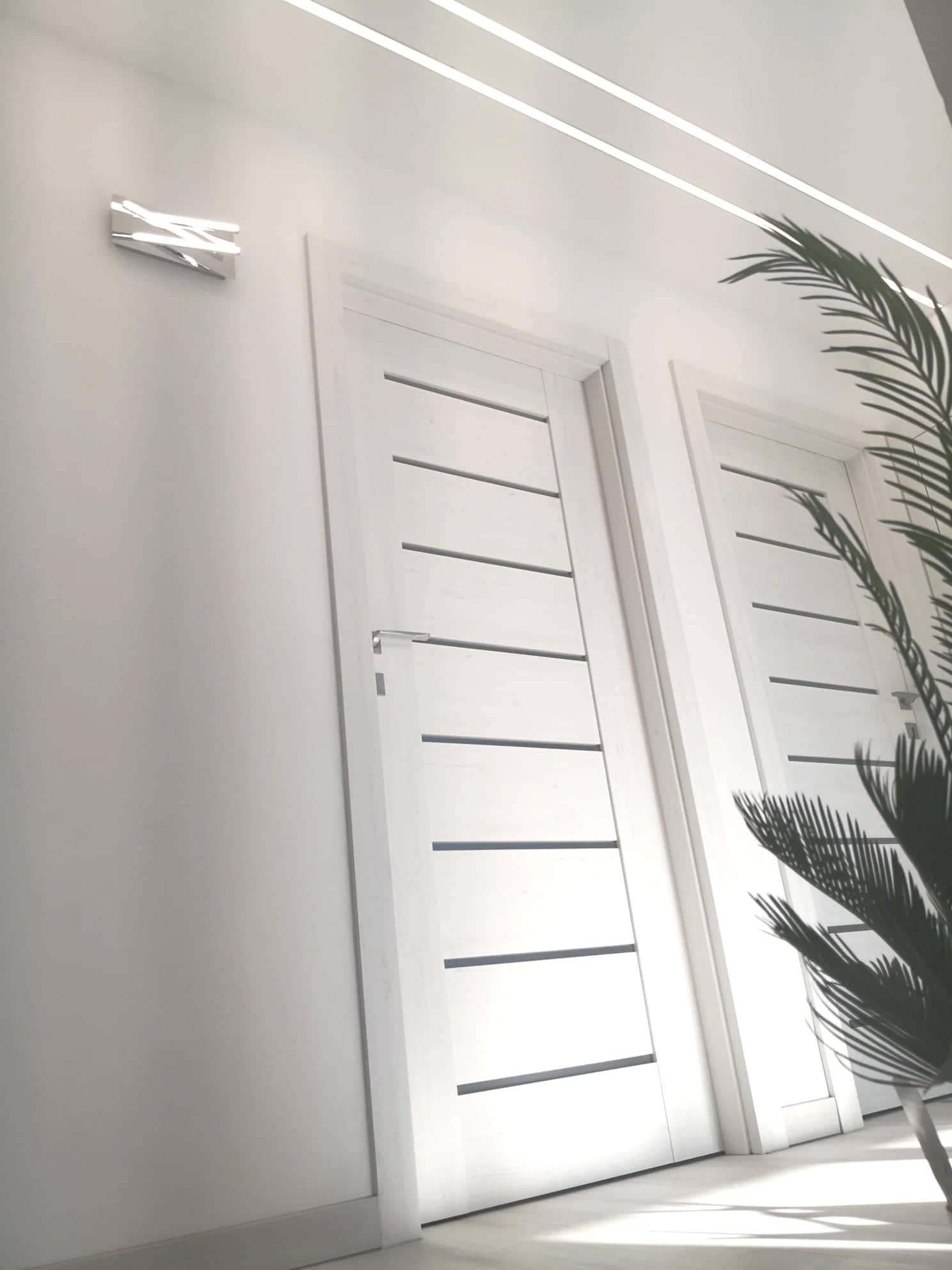 Nowoczesne, białe drzwi wewnętrzne z poziomymi przeszkleniami, oświetlenie LED sufitowe i dekoracyjna lampa ścienna, uzupełnione rośliną doniczkową.