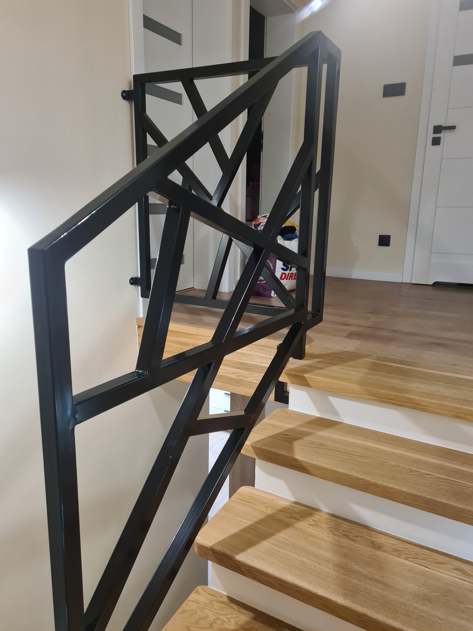 Na zdjęciu widać bardzo fajna balustradę schodową