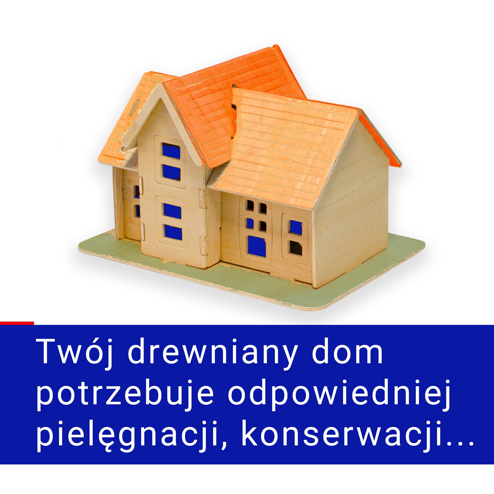 Model dwukondygnacyjnego domu z drewna z pomarańczowym dachem i niebieskimi oknami, umieszczony na zielonej podstawie.