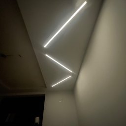 Wykonanie abstrakcyjnego oświetlenia sufitowego 