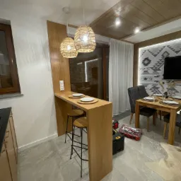 Biały montaż osprzętu i lamp