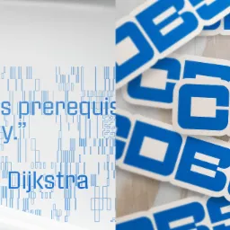 Grafika firmowa COBS: plakat z cytatem o prostocie i niezawodności w IT oraz naklejki z logo firmy w kolorze niebieskim.