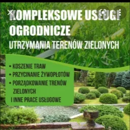 Baner reklamowy z tekstem 'Kompleksowe Usługi Ogrodnicze Utrzymania Terenów Zielonych' oraz wykazem usług: koszenie traw, przycinanie żywopłotów, porządkowanie terenów zielonych i inne prace...