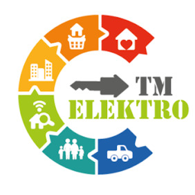 Kolorowe logo TM Elektro w kształcie okręgu z ikonami: budynki, dom, rodzina, auto. W centrum klucz i nazwa firmy. Grafika reklamowa firmy elektrycznej.
