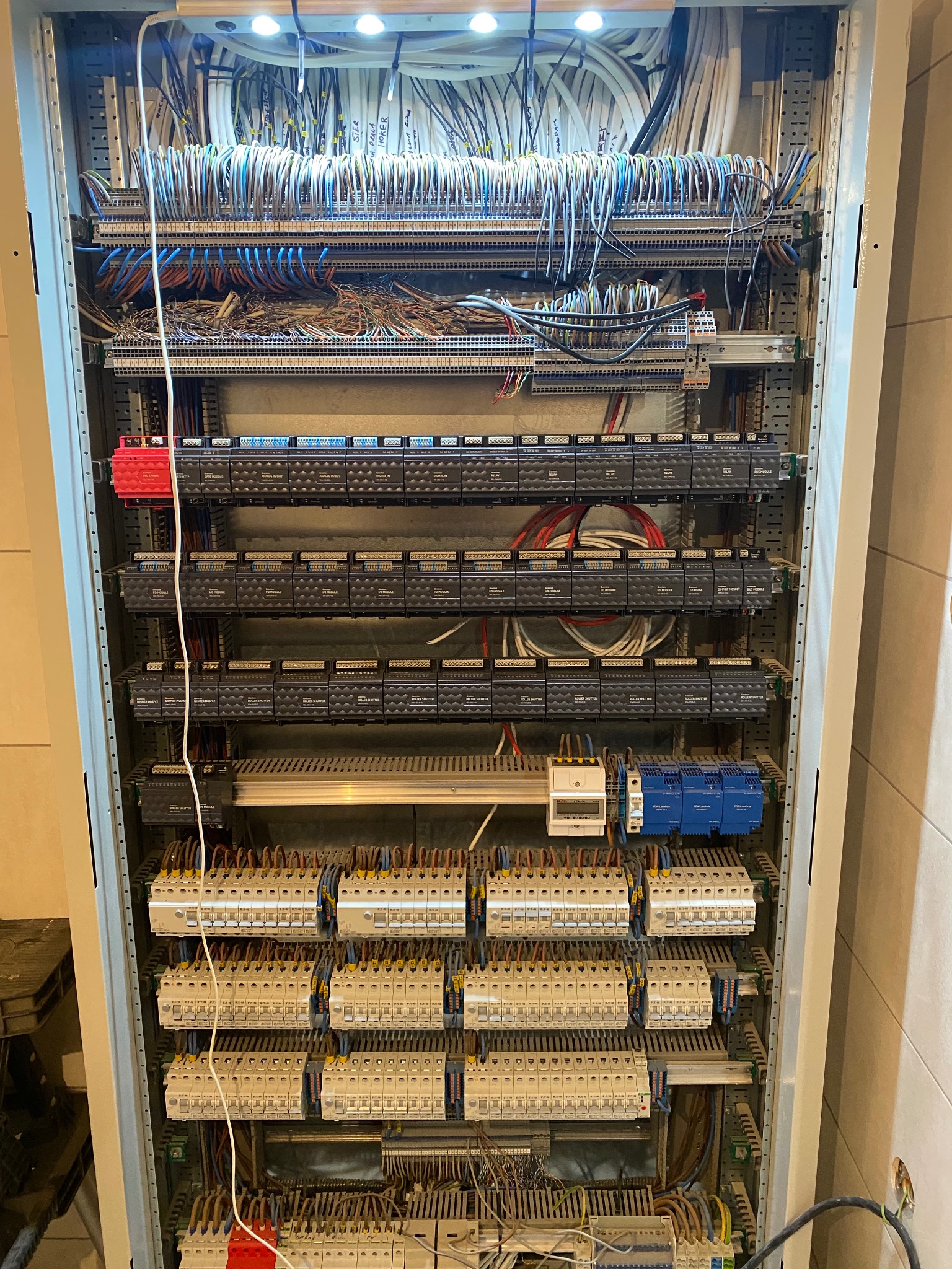 Prefabrykacja oraz montaż systemu Smart Home Grenton