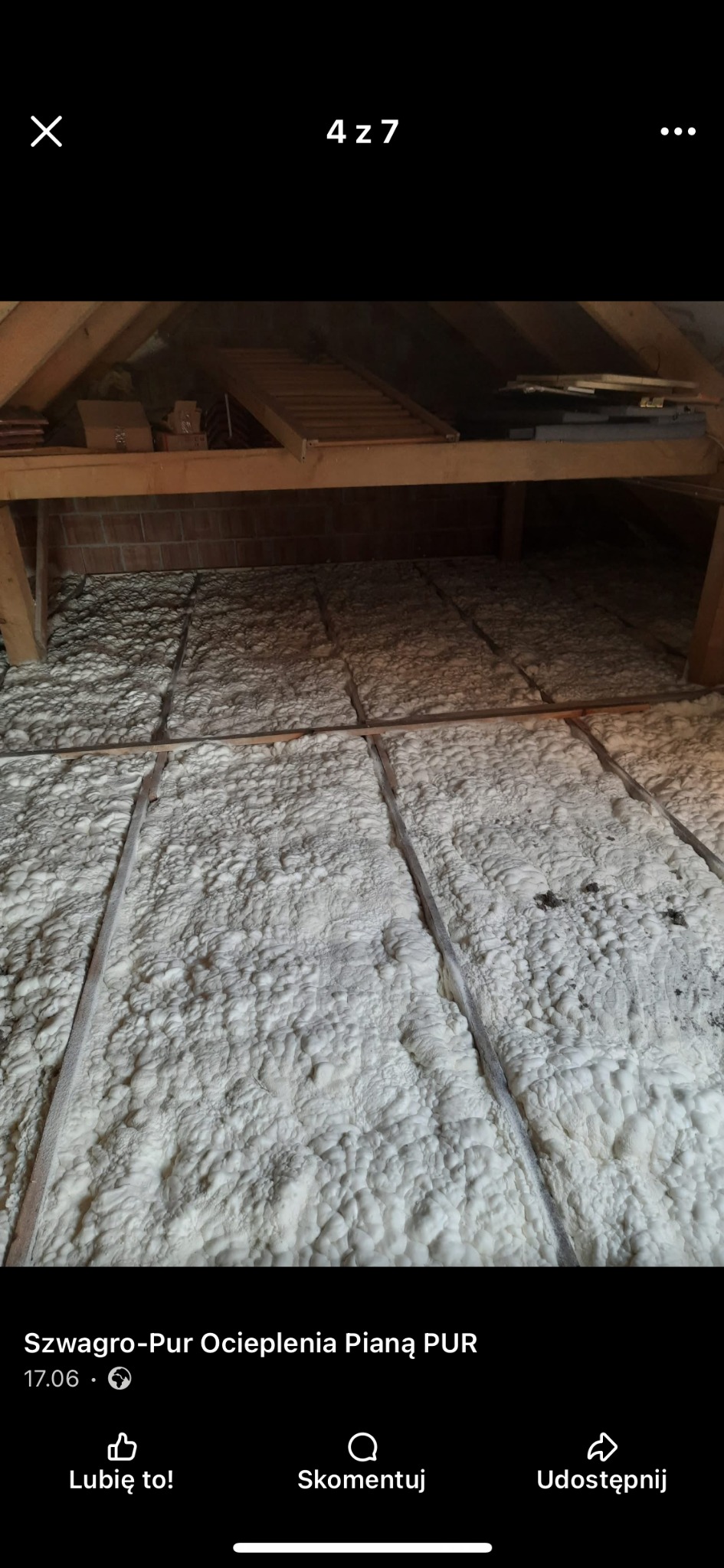 Poddasze z widoczną izolacją pianką PUR między drewnianymi belkami. Ocieplenie wykonane równomiernie, widoczne elementy konstrukcji dachu i ceglana ściana.