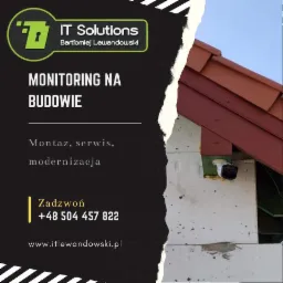 Grafika reklamowa firmy IT Solutions Bartłomiej Lewandowski prezentująca kamerę monitoringu zamontowaną na elewacji budynku w trakcie budowy, widoczny fragment dachu z czerwoną dachówką. Na grafice...