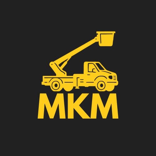 Grafika wektorowa: żółty podnośnik koszowy na czarnym tle z napisem MKM. Stylizowany pojazd z wysięgnikiem i koszem. Minimalistyczny design.