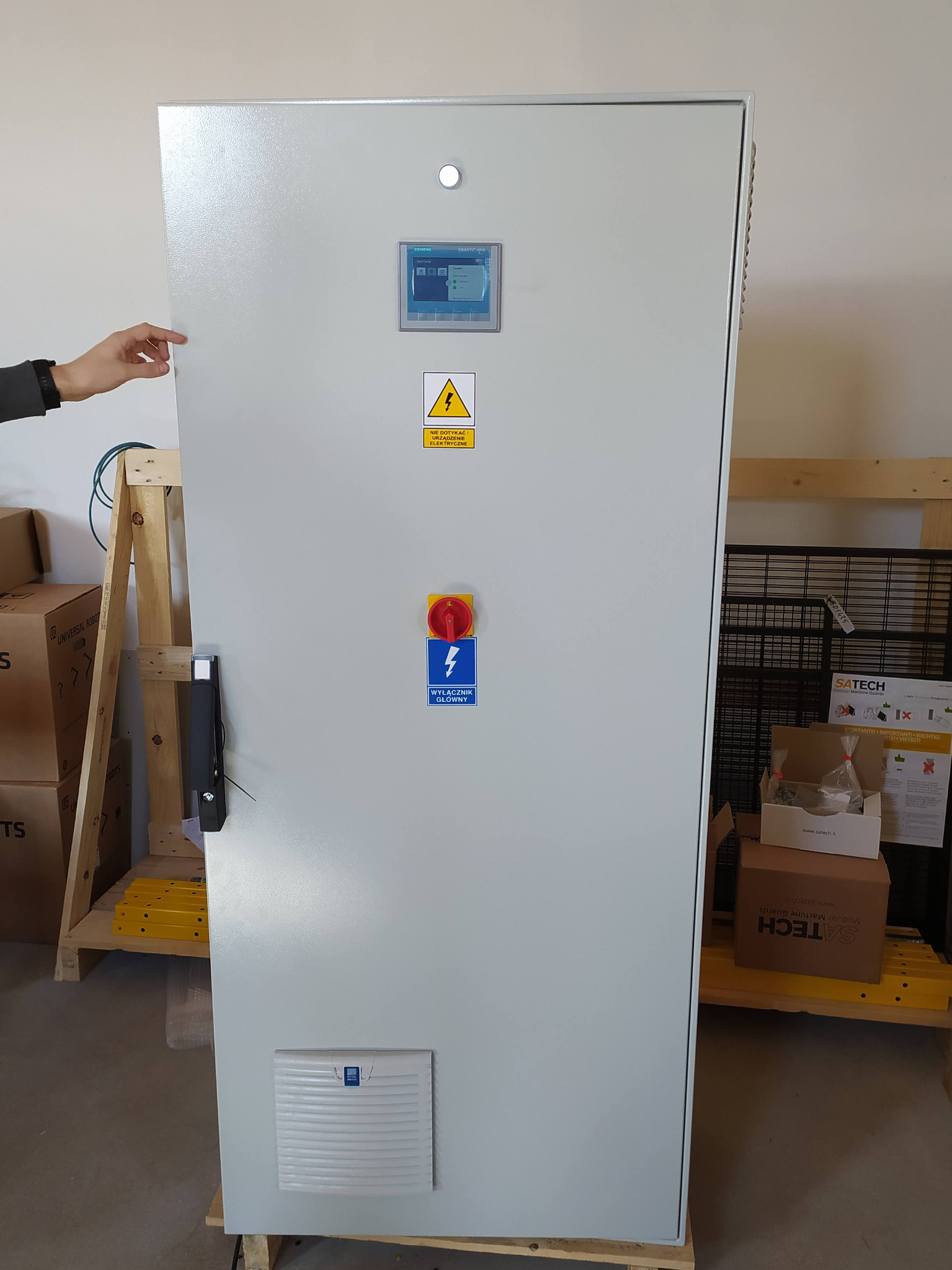 Rozdzielnica zasilająco-sterująca. Schemat elektryczny, prefabrykacja, pomiary.