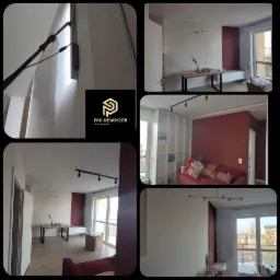 Kolaż zdjęć przedstawiający etapy malowania i wykończenia wnętrza mieszkania: fragment ściany w trakcie malowania z użyciem wałka na teleskopowym kiju, widok na salon z pomalowaną ścianą akcentową...