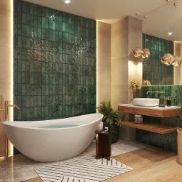 Nowoczesna łazienka z wolnostojącą białą wanną, ścianą wyłożoną ciemnozielonymi płytkami imitującymi kamień, drewnianą podłogą i wiszącą szafką umywalkową z drewnianymi półkami, oświetlona...