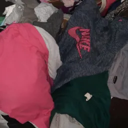 Bluzy z kapturem i swetry różne rodzaje od markowych po zwykle