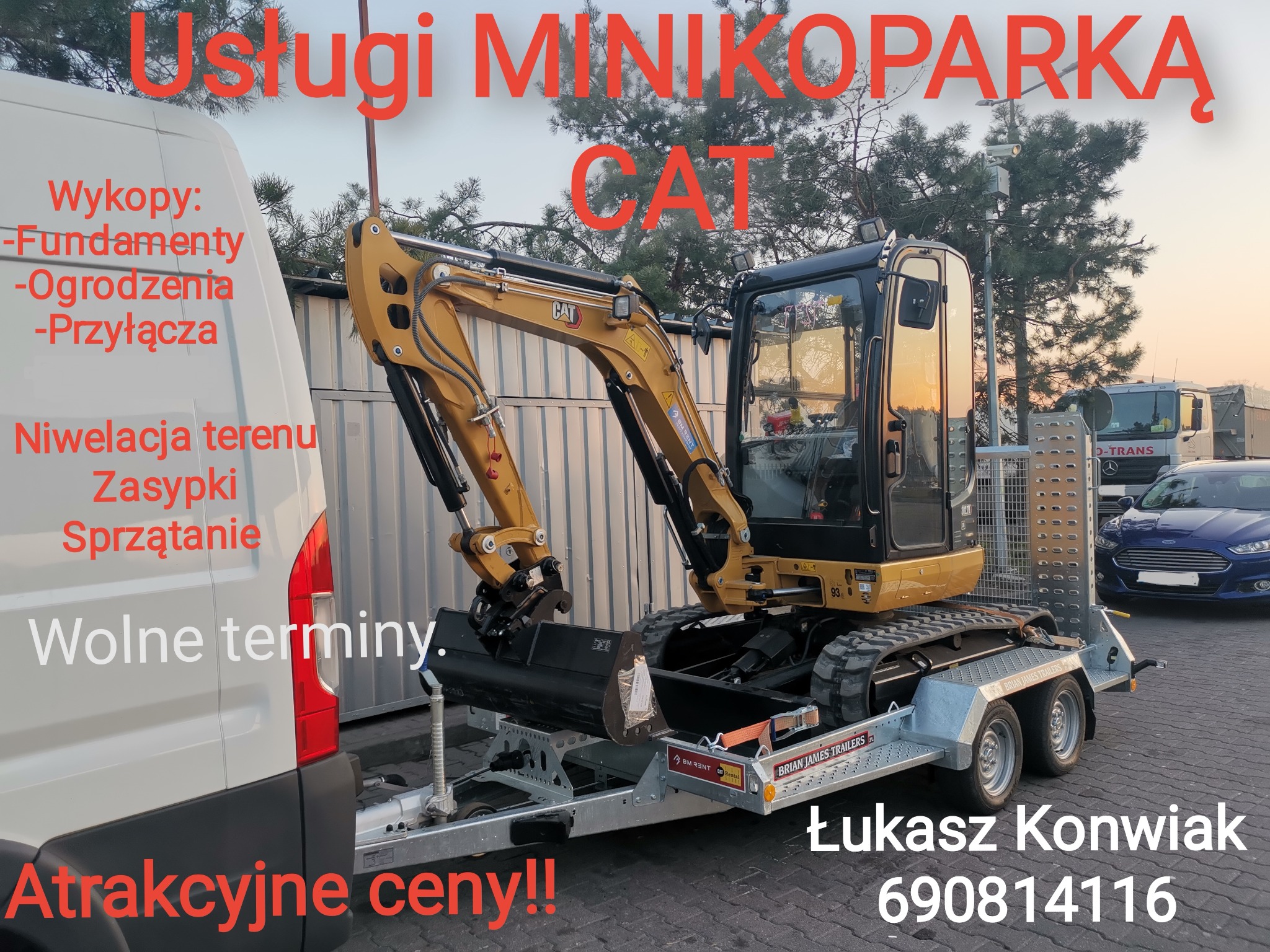 Żółta minikoparka CAT na srebrnej przyczepie, z reklamą usług i numerem telefonu, zaparkowana obok białego busa z napisem 'Wykopy: Fundamenty, Ogrodzenia, Przyłącza, Niwelacja terenu, Zasypki...