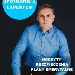 Portret mężczyzny w niebieskiej koszuli, z informacją o możliwości umówienia spotkania z ekspertem oraz ofertą kredytów, ubezpieczeń i planów emerytalnych na ciemnym tle.