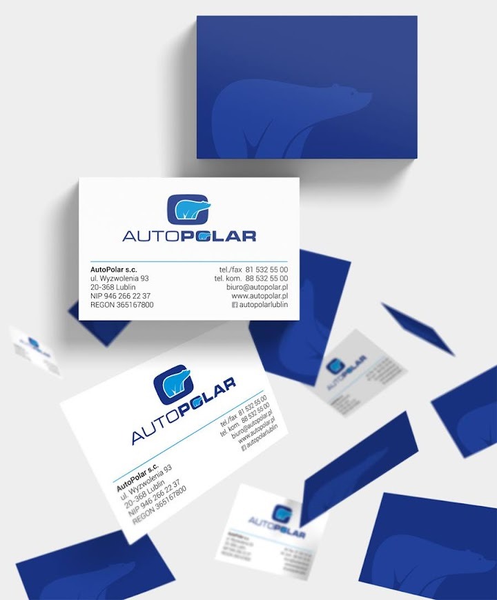 Wizytówki firmy z logo przedstawiającym białego niedźwiedzia w niebieskiej obwódce, ułożone w przestrzeni z efektem lewitacji na białym tle.