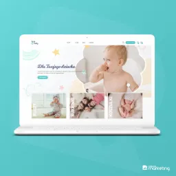 Ekran laptopa wyświetla stronę sklepu internetowego z odzieżą dla niemowląt, prezentującą kategorie bluz, sukienek i koszulek, z ilustracjami dziecięcych ubrań i zdjęciem niemowlęcia.