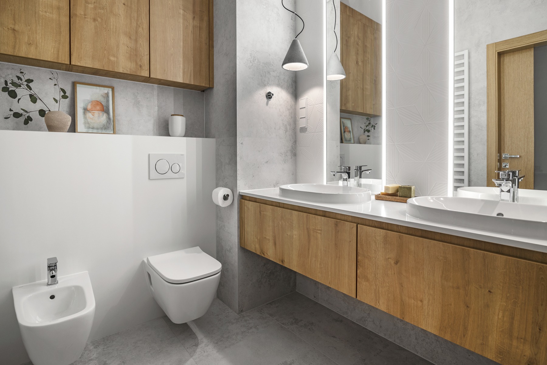 Nowoczesna łazienka z drewnianymi szafkami pod umywalkami, wiszącą toaletą i bidetem, szarą płytką i oświetleniem punktowym.