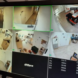VK-LAD ELECTRICS SP. Z O.O. - Monitor systemu monitoringu Dahua wyświetlający obraz z kilku kamer w przedszkolu, widoczne korytarze i sale z dziećmi.