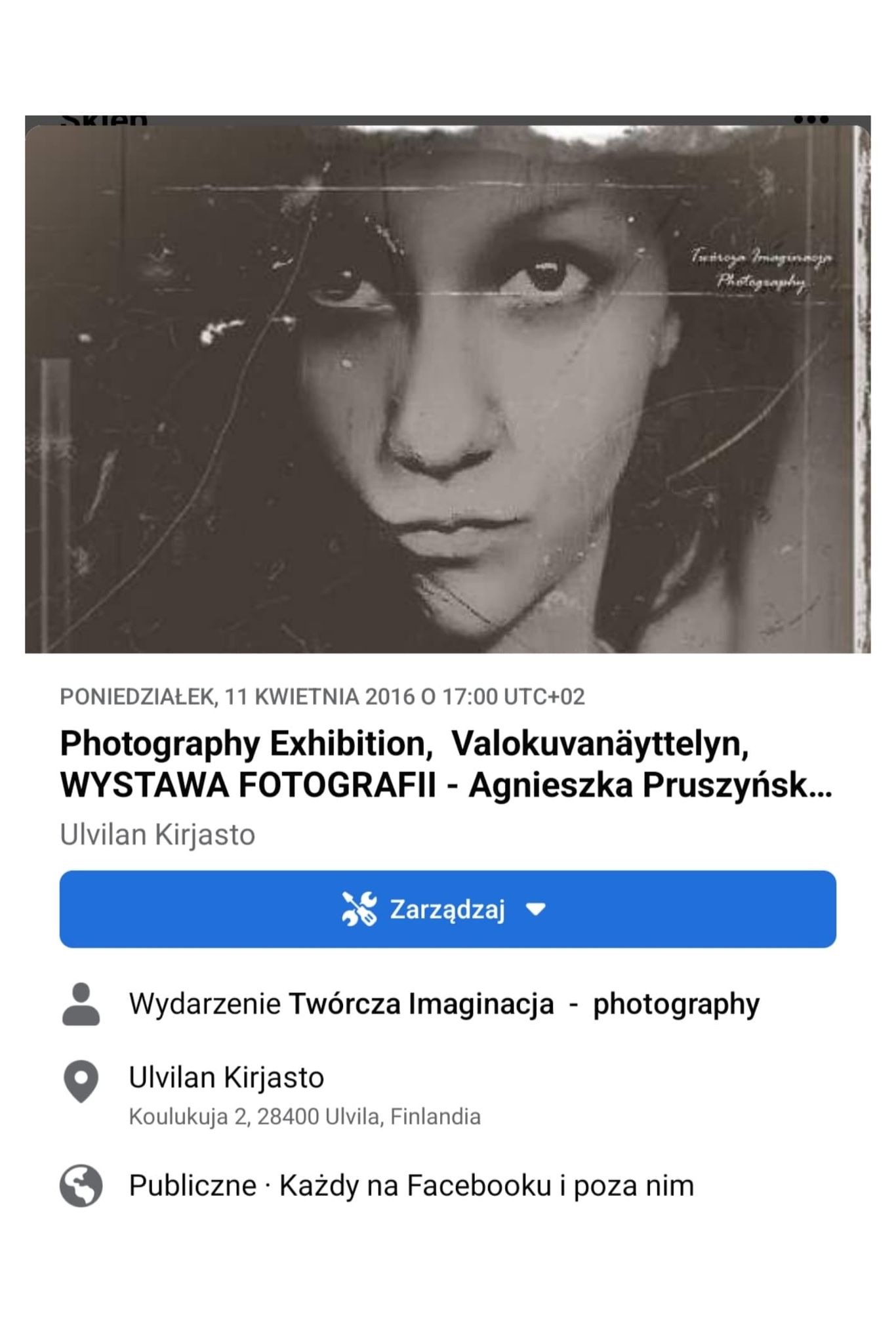 Czarno-biały portret kobiety z widocznymi zarysowaniami i drobnymi uszkodzeniami na powierzchni zdjęcia, stylizowany na vintage, z delikatnym logo w prawym górnym rogu.