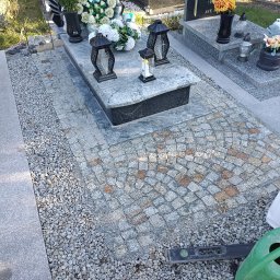 Mariusz Urbanski - Granitowa kostka ułożona na cmentarzu, tworząca wzór wachlarza. Widoczne nagrobki, lampiony i kwiaty. Całość utrzymana w szarościach, z elementami brązu w kostce.