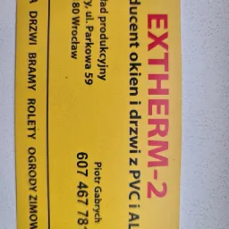 Żółta wizytówka firmy EXTHERM-2, producenta okien i drzwi z PVC i aluminium, z adresem w Psarach i numerem telefonu Piotra Gabrycha, oferującej okna, drzwi, bramy, rolety i ogrody zimowe.
