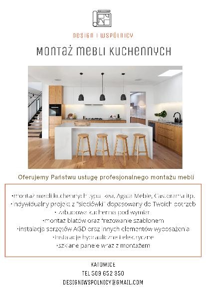 Plakat reklamowy z wizualizacją nowoczesnej kuchni z wyspą i drewnianymi hokerami, informujący o usłudze montażu mebli kuchennych.