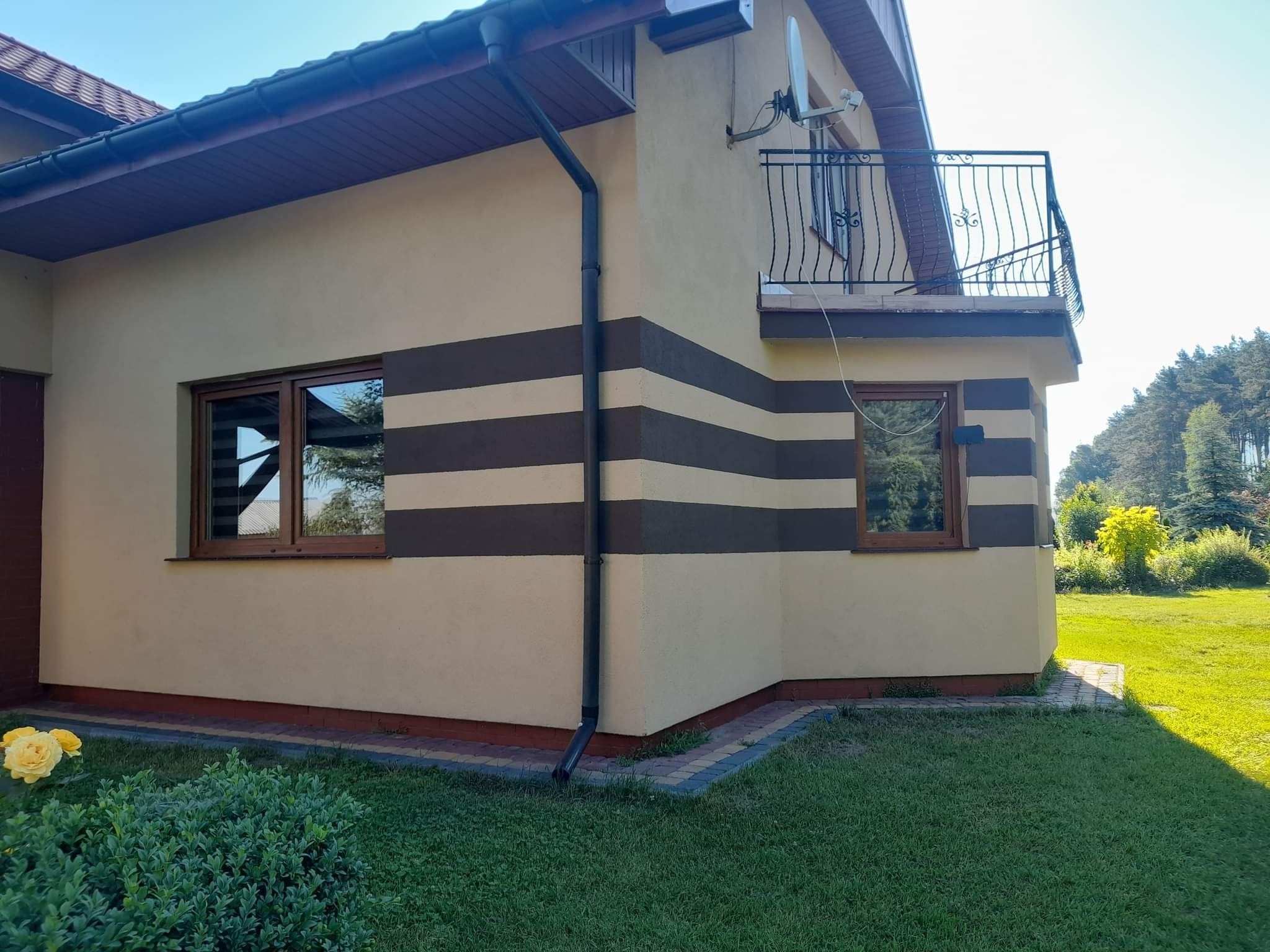 Zdjęcie wykonanej przez nas pracy styropian siatka klej i strukturę +malowanie