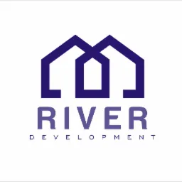 Logo firmy River Development przedstawiające stylizowane kontury trzech domów w kolorze fioletowym, umieszczone nad nazwą firmy.