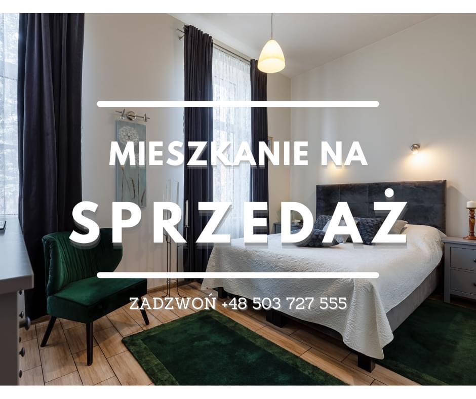 Pokój z łóżkiem małżeńskim, zielonym dywanem i krzesłem, przygotowany do prezentacji potencjalnym nabywcom.