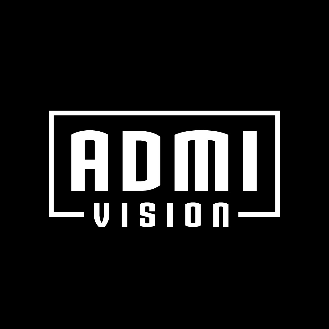 Białe logo ADMI VISION na czarnym tle, otoczone prostokątną ramką.
