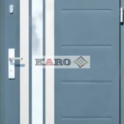 Szare drzwi zewnętrzne TYMAWA 68 z aplikacją stalową, pionowy panel z szybą i trzy poziome frezy.