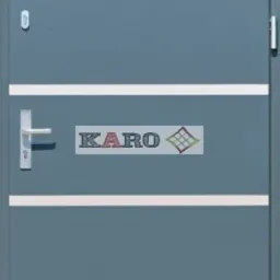 Szare drzwi zewnętrzne TYMAWA 68 z aplikacją stalową, widoczne poziome białe pasy i logo firmy KARO.