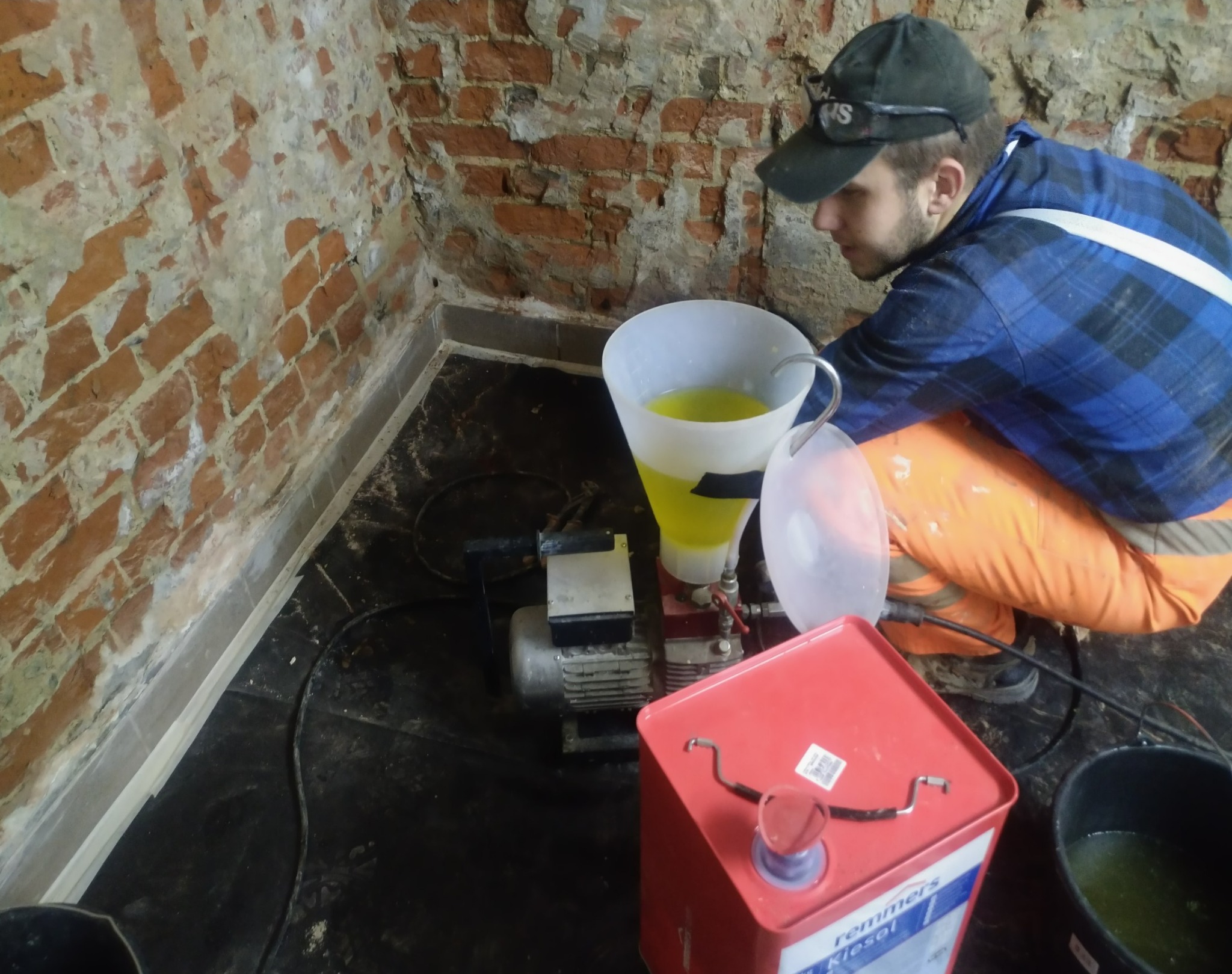 Osuszanie pomieszczeń piwnicznych wraz z wykonaniem hydroizolacji.