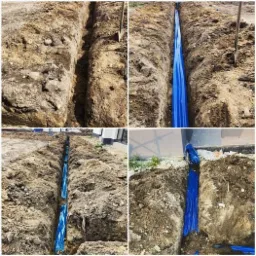 Kompozycja czterech ujęć wykopu w ziemi z niebieską rurą wewnątrz, prawdopodobnie zabezpieczoną folią, z widocznymi narzędziami do kopania i fragmentem budynku w tle.