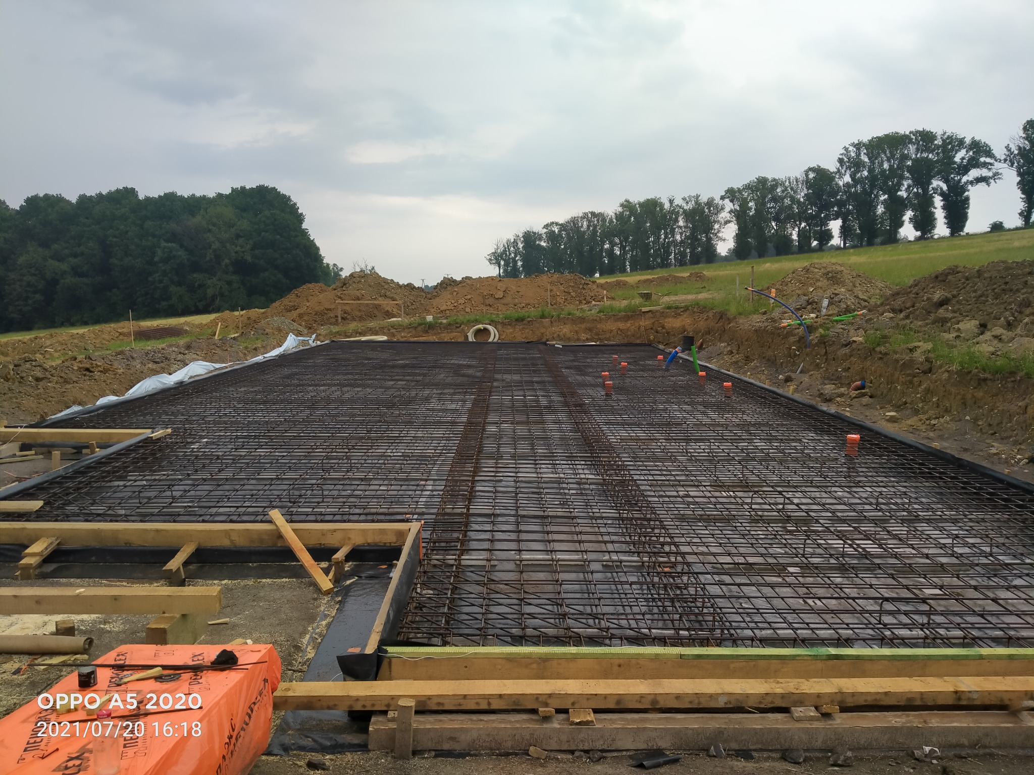 Zbrojenie i szalowanie płyty fundamentowej, gmina Dębowiec.