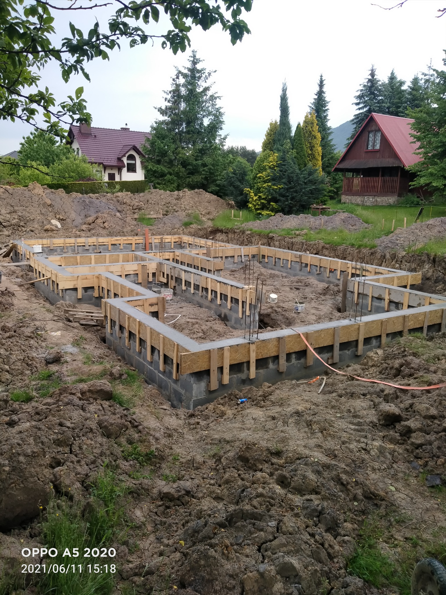 Fundament w Kozach. Bloczek zalewowy zbrojony. Ściany zakończone wieńcem żelbetowym.