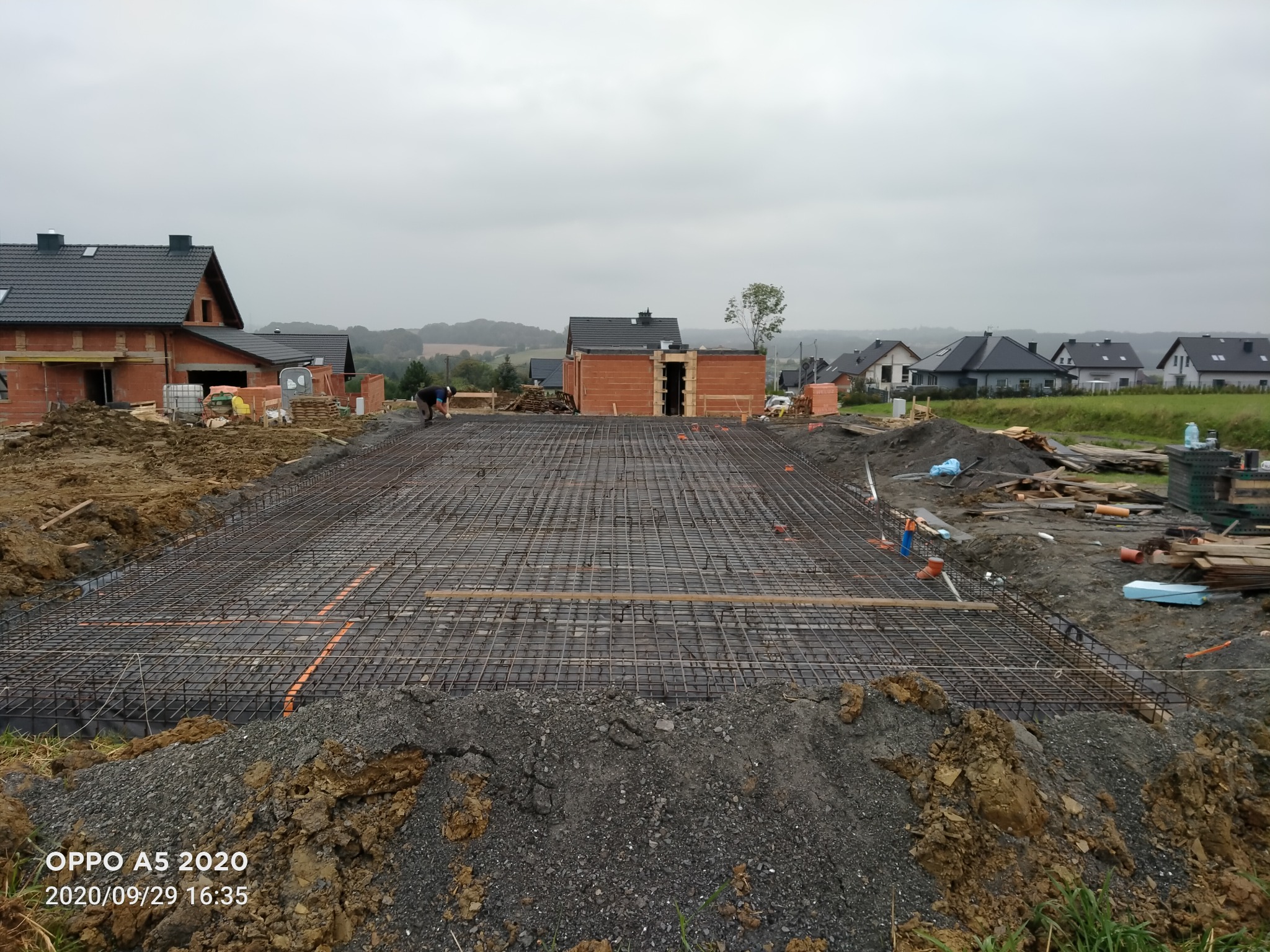 Międzyrzecze, zbrojenie płyty fundamentowej pod budynek prefabrykowany, przygotowania do montażu szalunków.