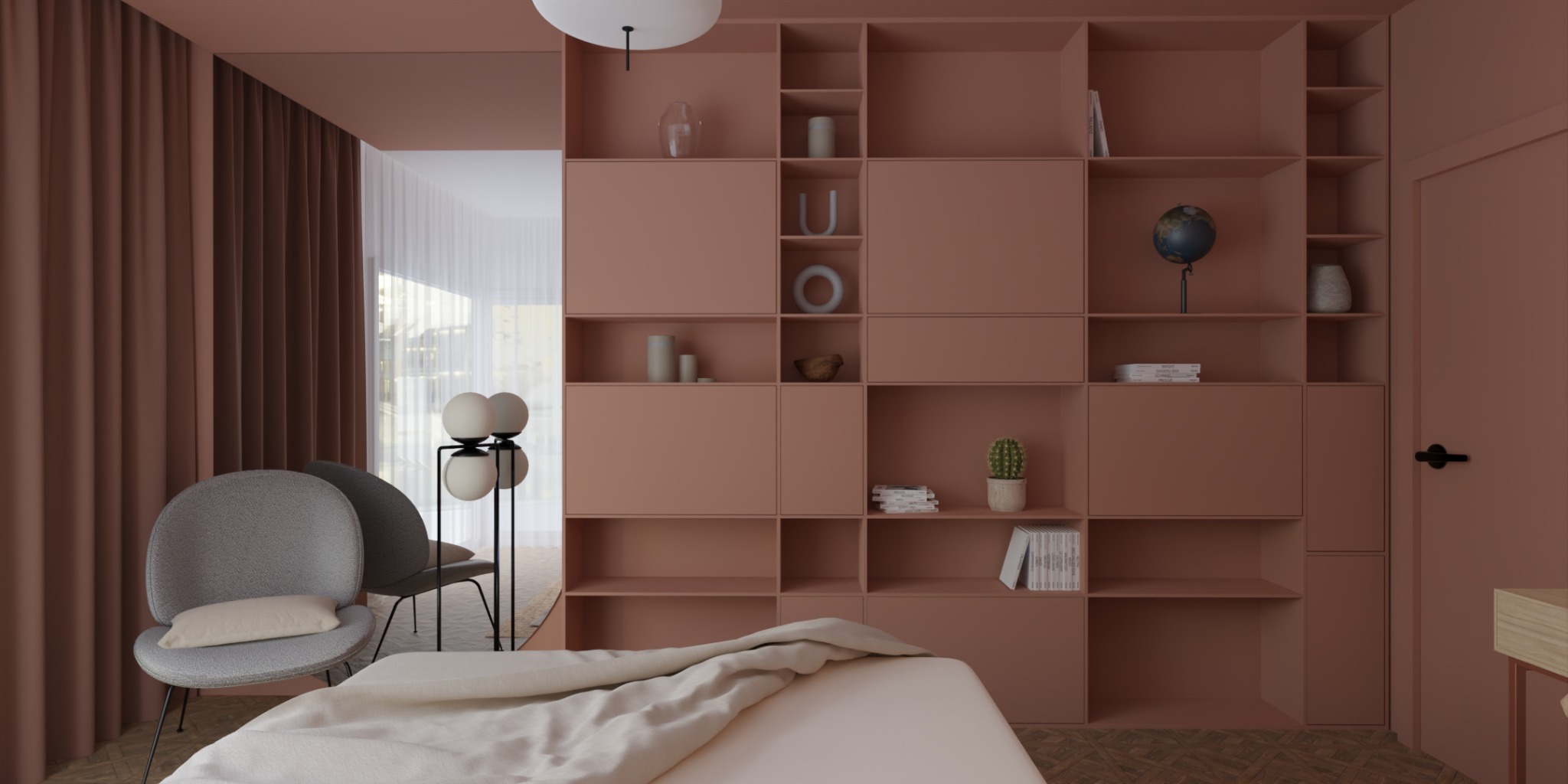 Sypialnia w odcieniach terakoty z regałem modułowym wypełnionym dekoracjami, dwoma szarymi fotelami i zasłonami w tle