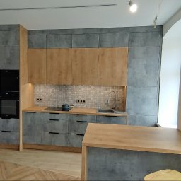 Kaskadowy układ zabudowy kuchennej - materiały to płyta laminowana Dąb Hamilton i Beton