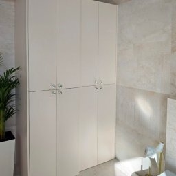 WOJCIECH DOMALEWSKI GARDER 4U - Zabudowa łazienki - szafa skrywa pralkę i suszarkę.