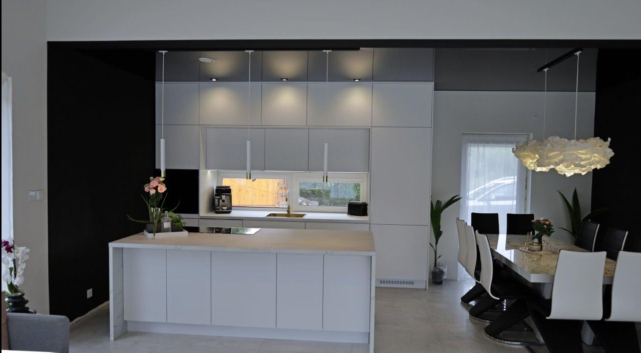 Kuchnia z wyspą, fronty lakier biały mat, fronty frezowane.