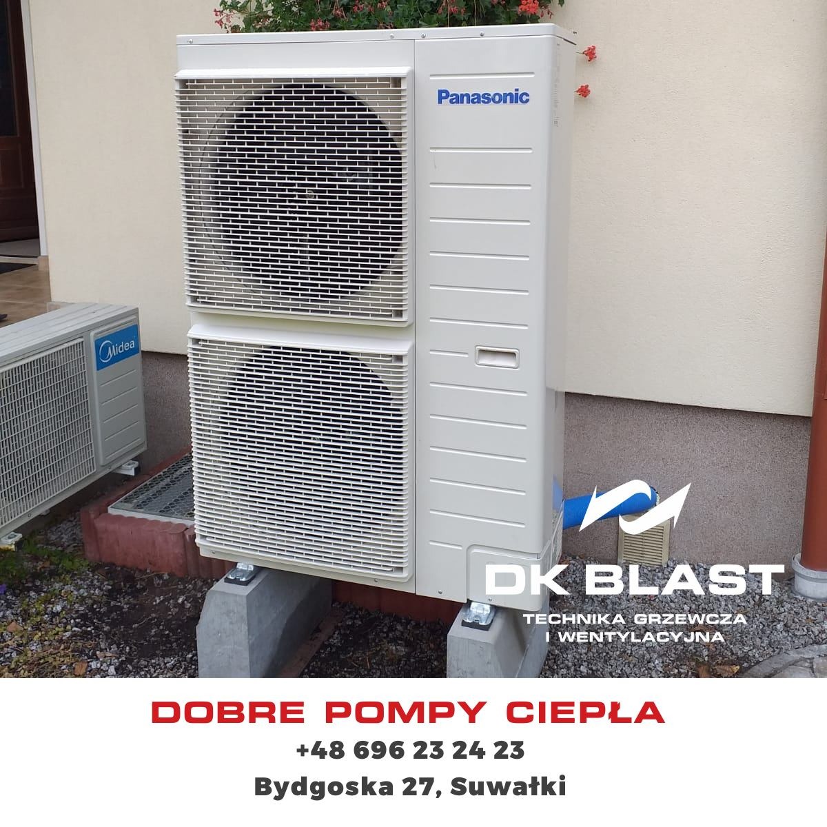 Zewnętrzna jednostka pompy ciepła Panasonic na betonowych podstawach, widoczna rura odprowadzająca skropliny, obok druga jednostka Midea, na dole reklama firmy DK Blast.