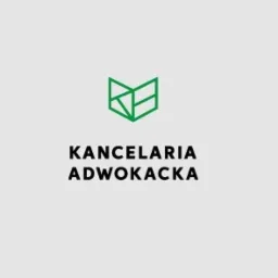 Zielone, geometryczne logo kancelarii adwokackiej na jasnoszarym tle. Stylizowany kształt przypominający otwartą książkę lub liść.
